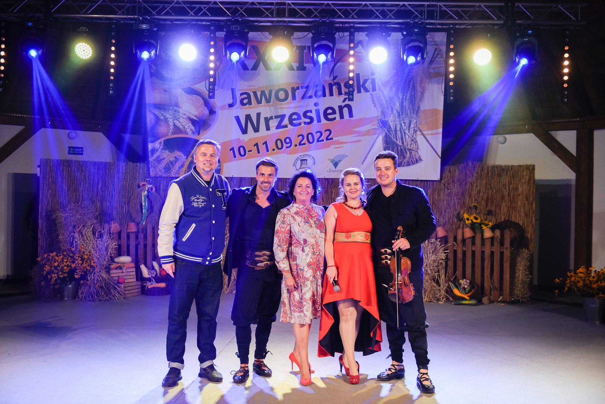XXXIV JAWORZAŃSKI WRZESIEŃ - na scenie amfiteatru zespół Future Folk, Jolanta Witkowska - dyrektor OPGJ i Dorota Kohut - konferansjer