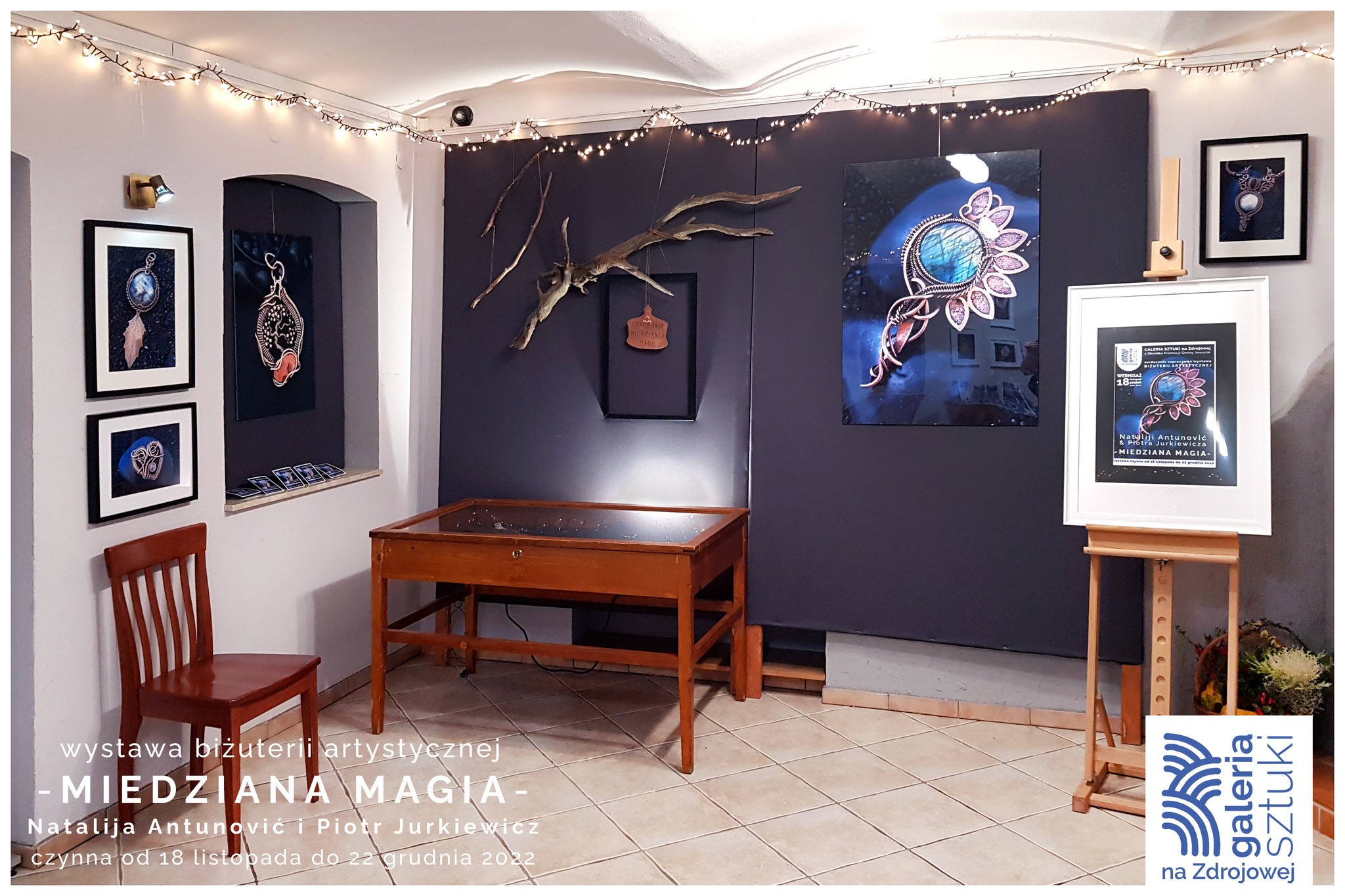 Wernisaż wystawy biżuterii artystycznej MIEDZIANA MAGIA. Na zdjęciu część ekspozycji.