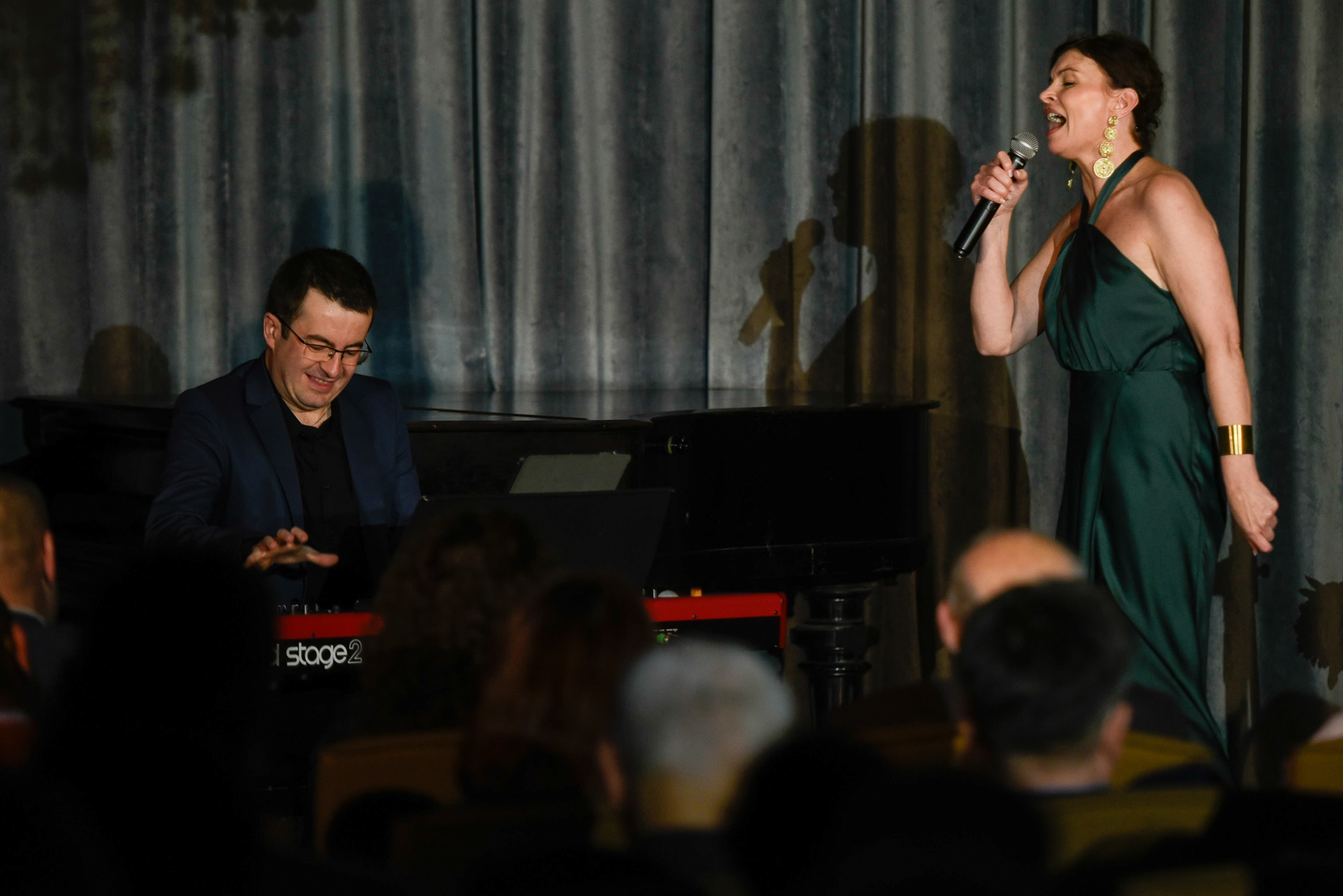 Koncert jazzowy w sali budynku "Pod Goruszką" w Jaworzu. Na zdjęciu Beata Przybytek - wokalistka i Bogusław Kaczmar - pianista